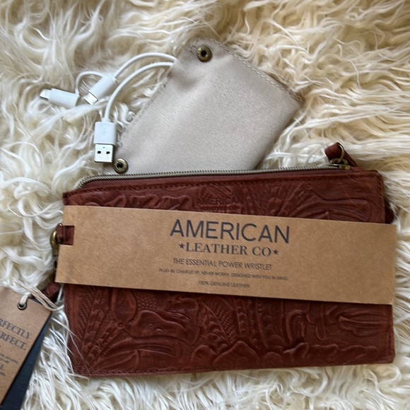 Leather hand pouch with battery charger for your phone case - Picture 3 of 4